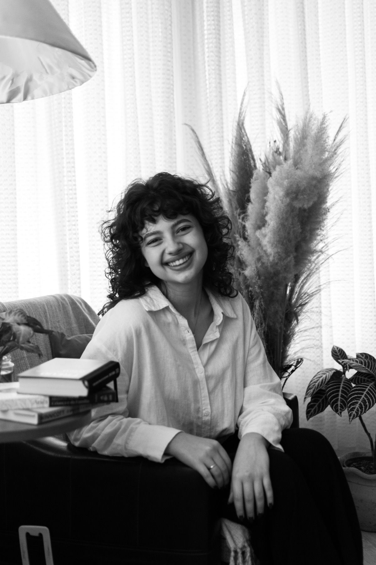 Marla Bertoldi rindo, sentada na poltrona do consultório